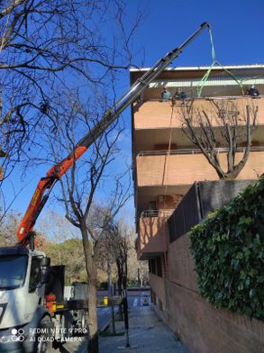 Transgrucat 2020, SL grúa en edificio 