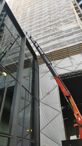 Transgrucat 2020, SL grúa en fachada de cristal